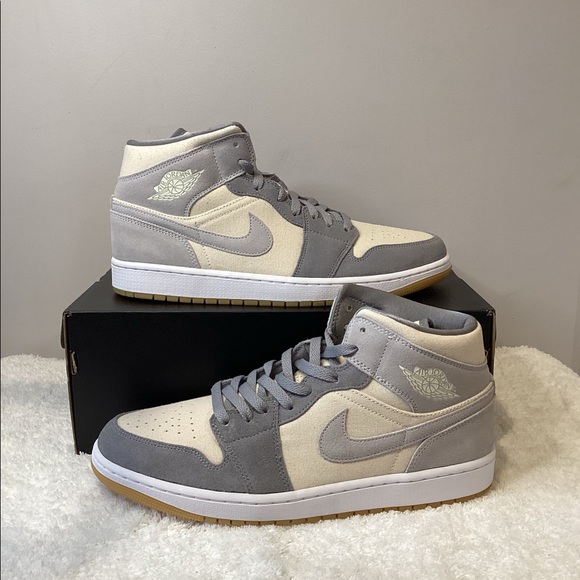 Jordan Other - Air Jordan 1 Mid SE